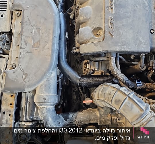מנוע רכב עם צינורות ומכסה מנוע פתוח